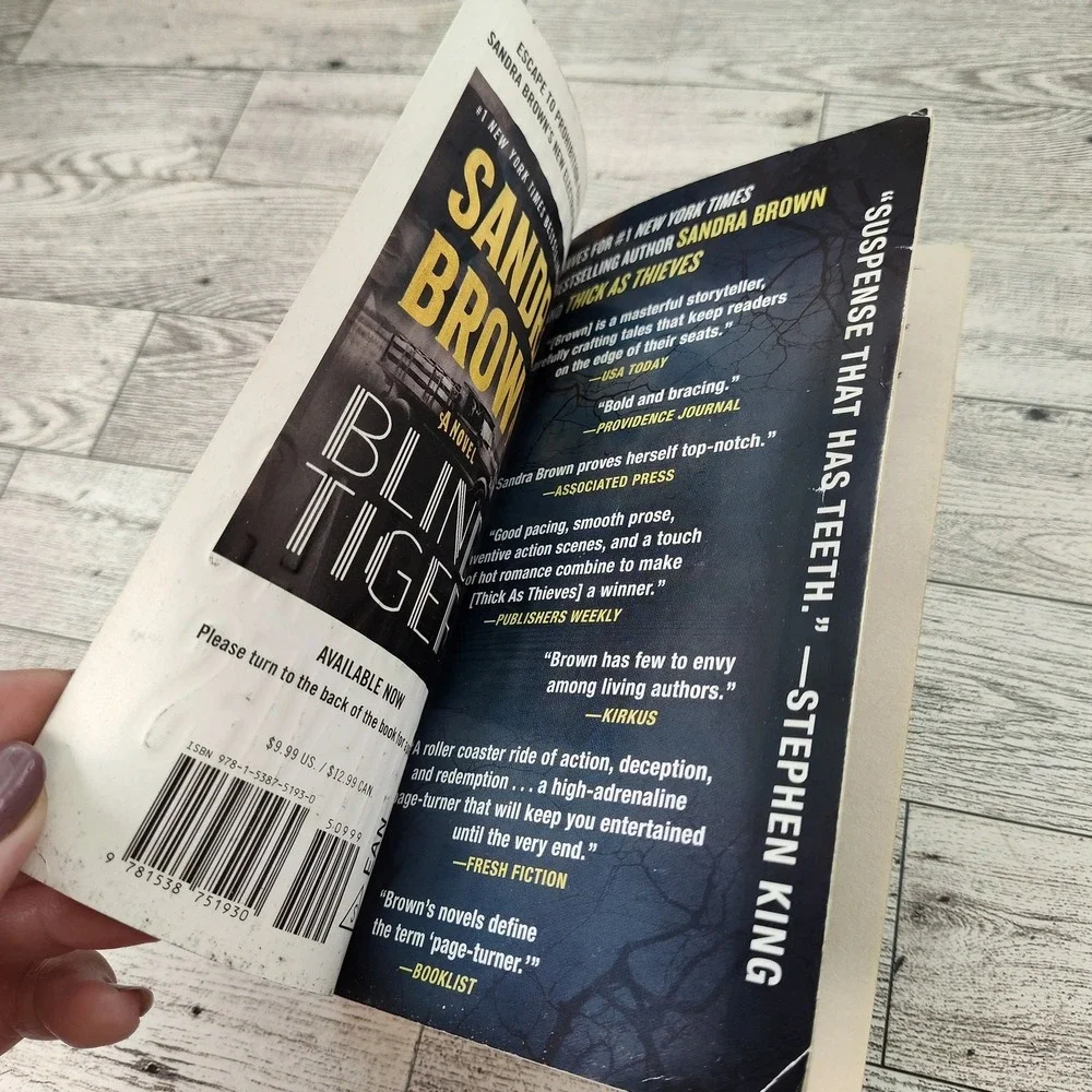Thick as Thieves Sandra Brown‎ 2021 Paperback 1st Edition Thriller PB